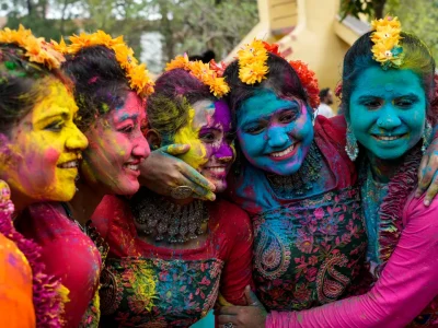 girls-playing-holi